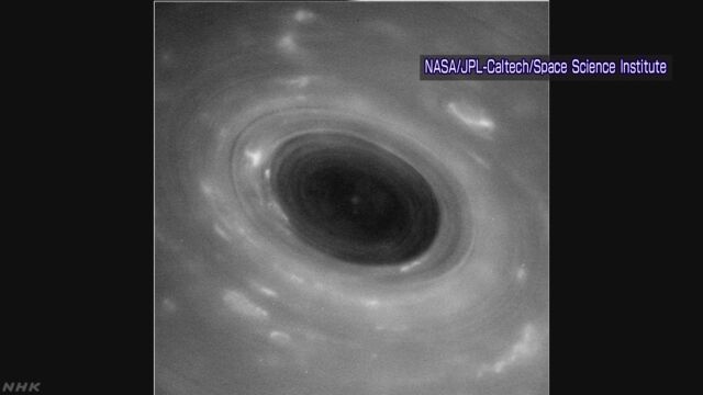 探査機のカッシーニが初めて土星と輪の間に入る