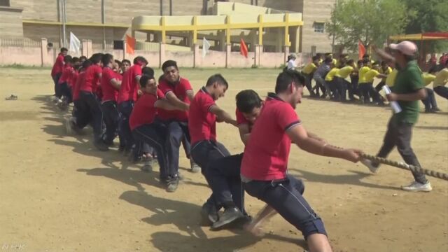 インドの学校で日本のようにチームで楽しむ運動会を開く