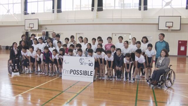 小学校の授業でパラリンピックのスポーツを教える