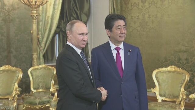 安倍総理大臣がロシアでプーチン大統領と会う