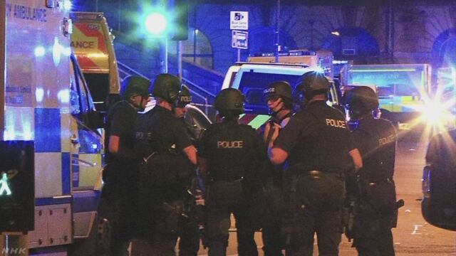 イギリスのコンサート会場の近くで爆発 22人が亡くなる