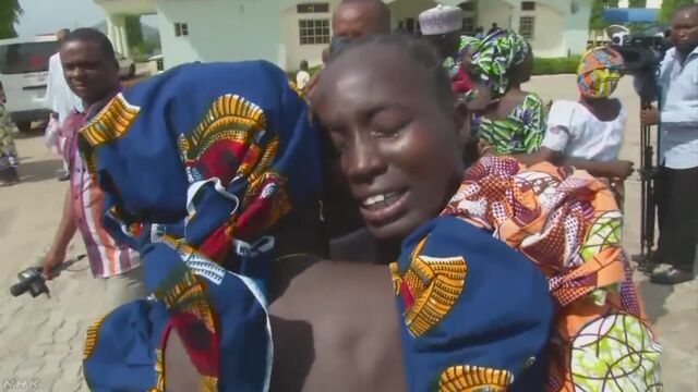 ナイジェリア 誘拐されていた女子生徒の中の82人が戻る