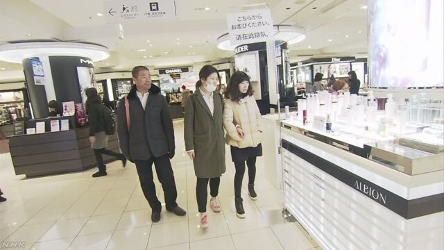 4月のデパート 外国人が「免税」でたくさん買う