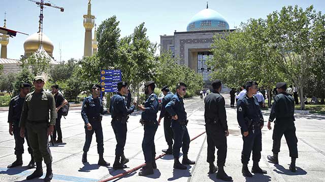 イランでテロ 議会の建物などで12人が亡くなる