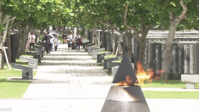 72年前に沖縄県であった戦いで亡くなった人のために祈る