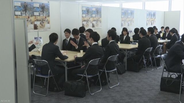 来年の春に就職する大学生 大きな会社が面接を始める