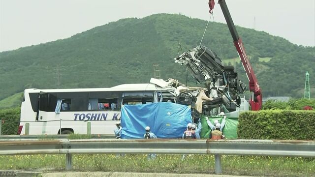 高速道路で車が飛んできてバスにぶつかる