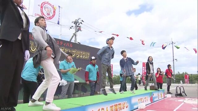 山形県東根市でさくらんぼの種を遠くまで飛ばす大会