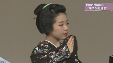 京都の5つの花街の舞妓たちが踊りの練習をする