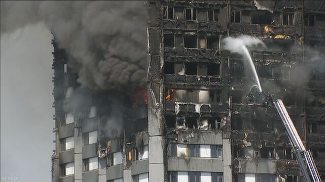 ロンドン マンションの火事で12人が亡くなる