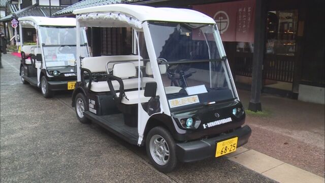 運転する人が乗っていない車を自動で走らせる実験を行う