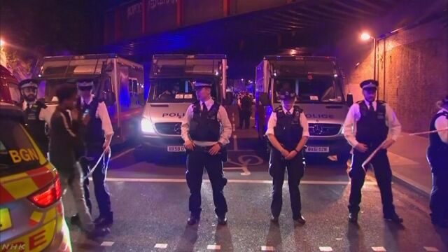 イギリス イスラム教の人たちに車が突っ込む