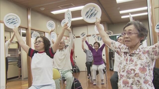 お年寄りがカラオケを使って楽しく運動をする教室