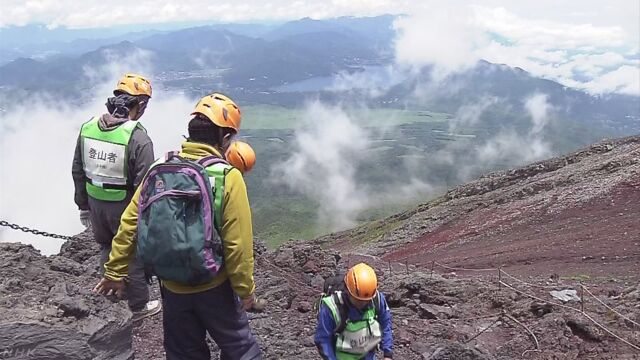 富士山に登っている人を避難させる初めての訓練