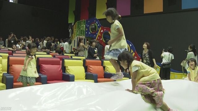 子どもが遊ぶ滑り台などがある映画館ができる