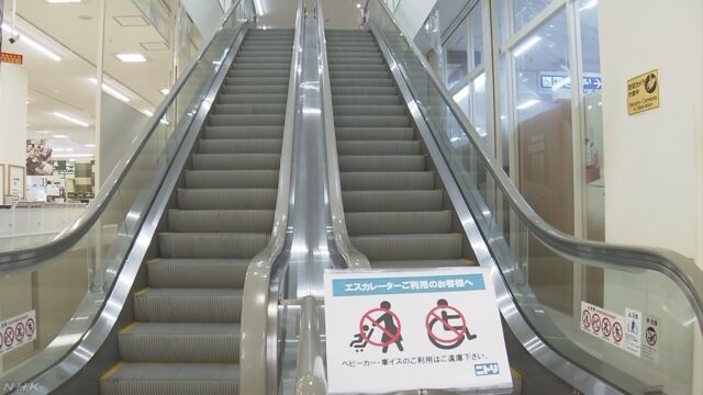 車いすやベビーカーでエスカレーターを利用すると危険