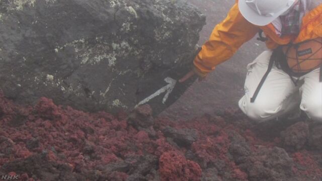 富士山に登る道で53個の落書きが見つかる