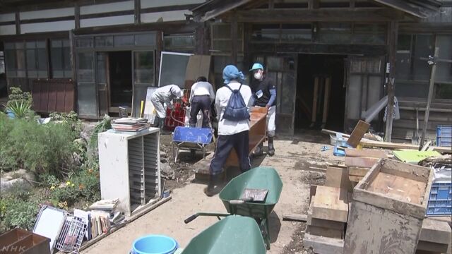 雨の被害があった秋田県大仙市 ボランティアが手伝いに来る