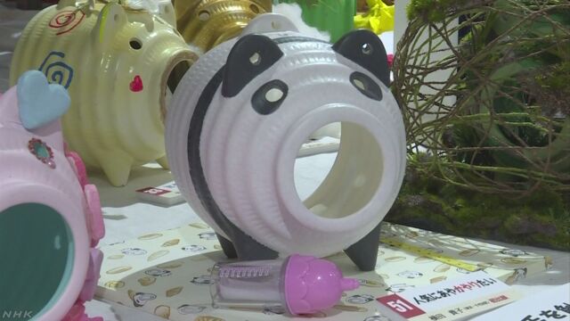 蚊が来ないようにする線香を入れる「蚊やり豚」の展覧会