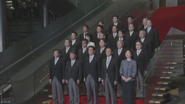 安倍総理大臣が新しい内閣をつくる