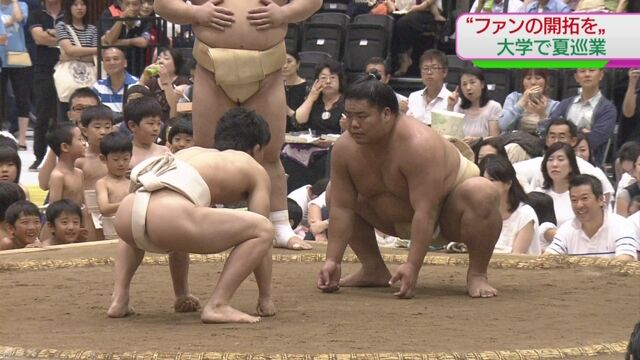 東京の大学で力士たちが相撲を見せる