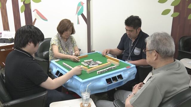 お年寄りがマージャンや健康の相談ができるスーパー
