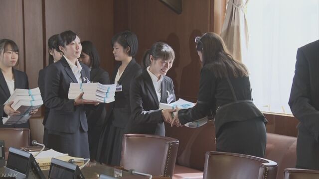 日本の高校生が国連の人に「核兵器をなくしてほしい」