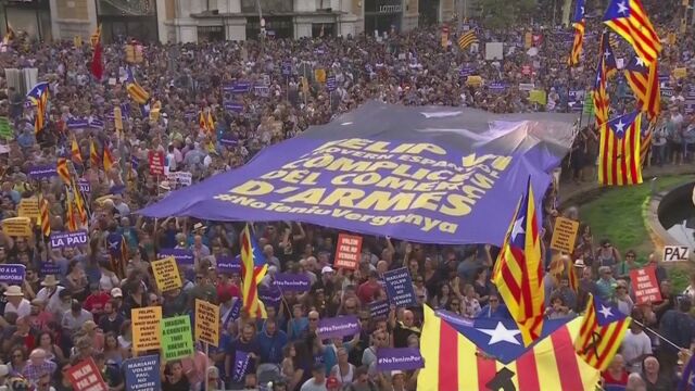 スペインのバルセロナで50万人がデモ「テロに負けない」