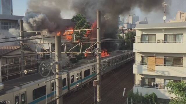 小田急電鉄 線路の近くの火事で電車の屋根が焼ける
