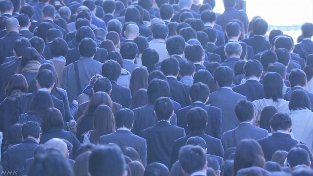 会社で働く人の1年の収入 去年は平均421万円