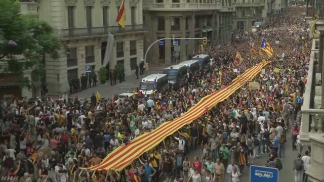 スペインのカタルーニャ州 政府に怒った人たちがデモ