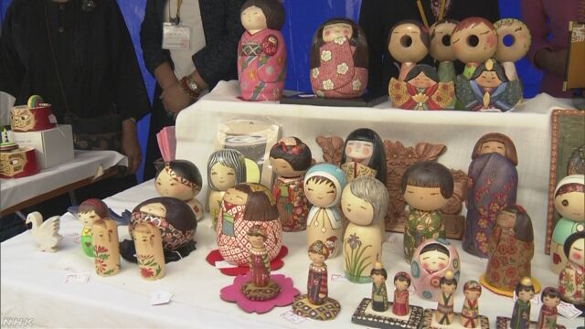 東京の日本橋でいろいろな人形を集めた「人形市」が始まる