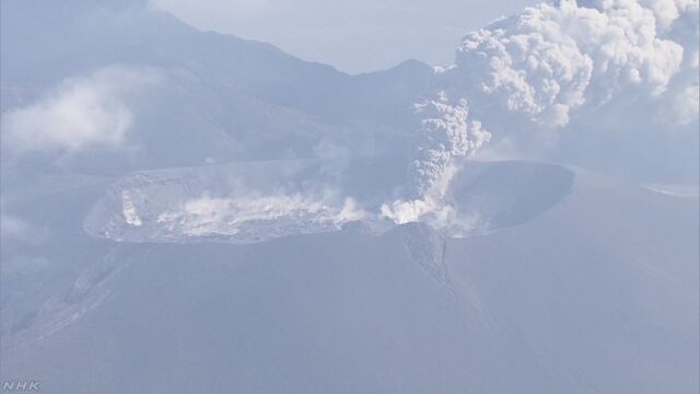 鹿児島県と宮崎県の間の新燃岳で噴火「山に入らないで」