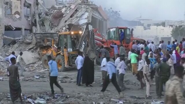 ソマリア トラックが爆発するテロで300人以上が亡くなる