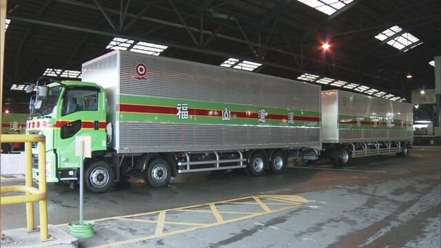 たくさん荷物を運ぶ長いトラックを運転する実験が始まる