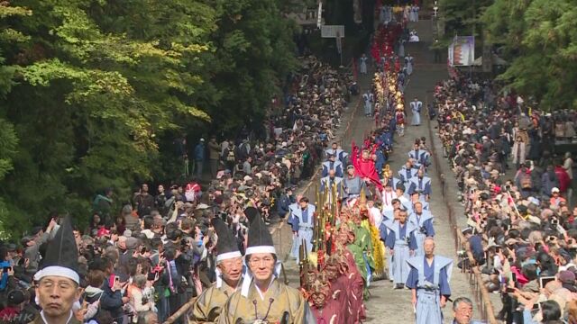 日光東照宮で武士の格好をした800人が歩く