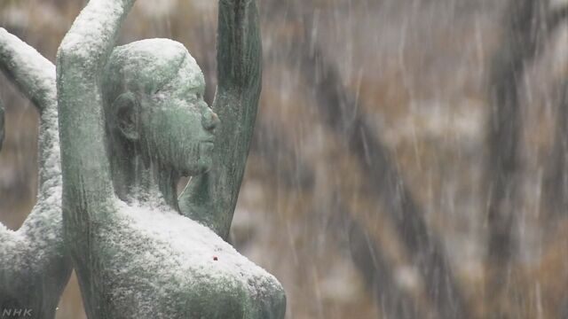 北海道に冷たい空気が入って雪が降る