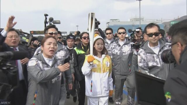 韓国で冬のオリンピックの聖火リレーが始まる