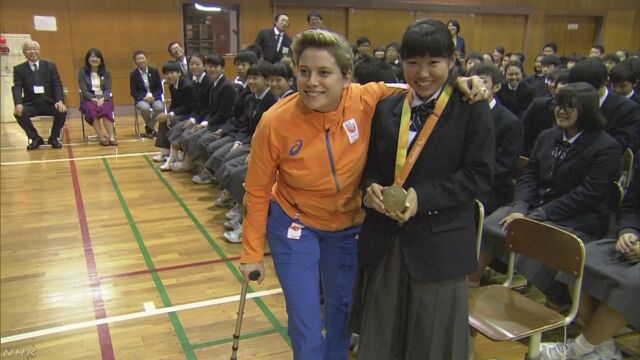 生徒たちがパラリンピックの金メダルの選手から話を聞く