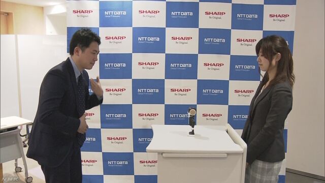ロボットが手話を通訳して会話を手伝う