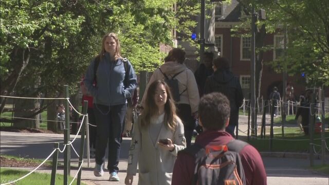 日本からアメリカに留学した人の数は20年前の半分以下
