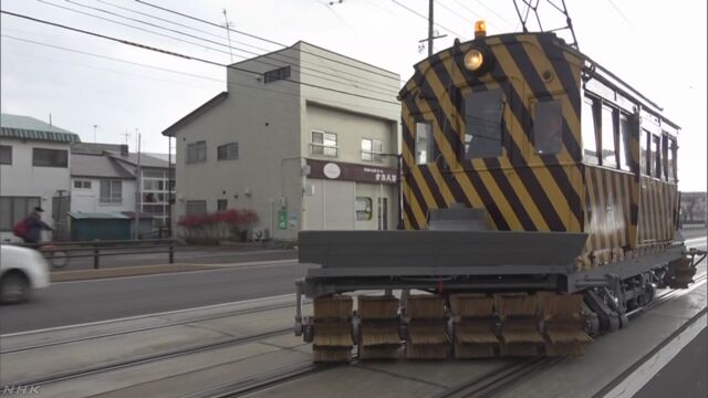 北海道函館市 線路の雪を掃く「ササラ電車」を点検する