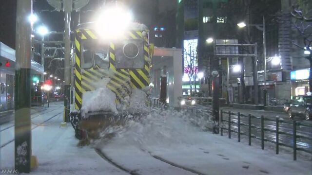 札幌 雪が降って「ササラ電車」が出発する