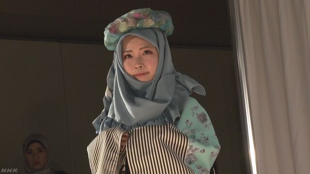 イスラム教の女性に「カワイイ」デザインのスカーフを紹介する