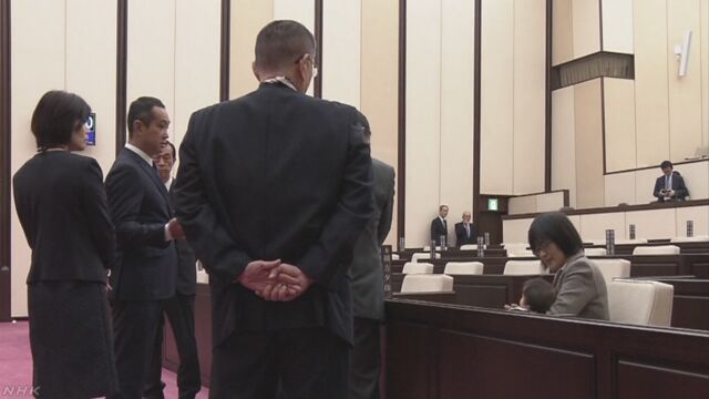 女性の議員が赤ちゃんを連れて議会に出席しようとする