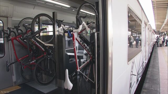 自転車を乗せてサイクリングに行く電車が走る