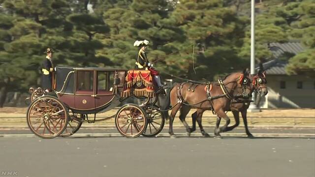 外国の大使が馬車に乗って東京駅から皇居へ行く