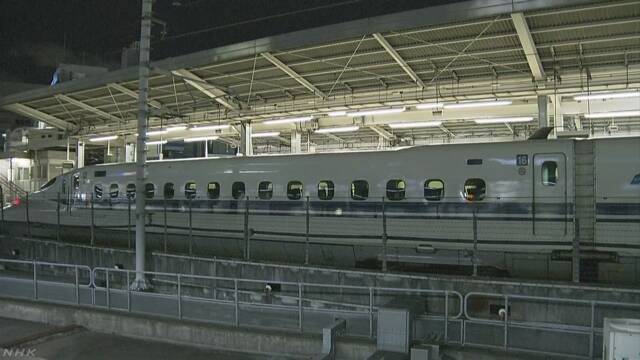 新幹線の車両の下にひびが見つかる