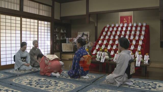 京都 舞妓たちが踊りの先生に正月のあいさつをする