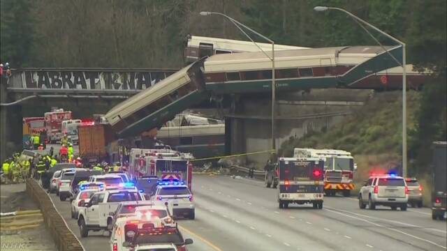 アメリカで列車が脱線して下の道路に落ちる